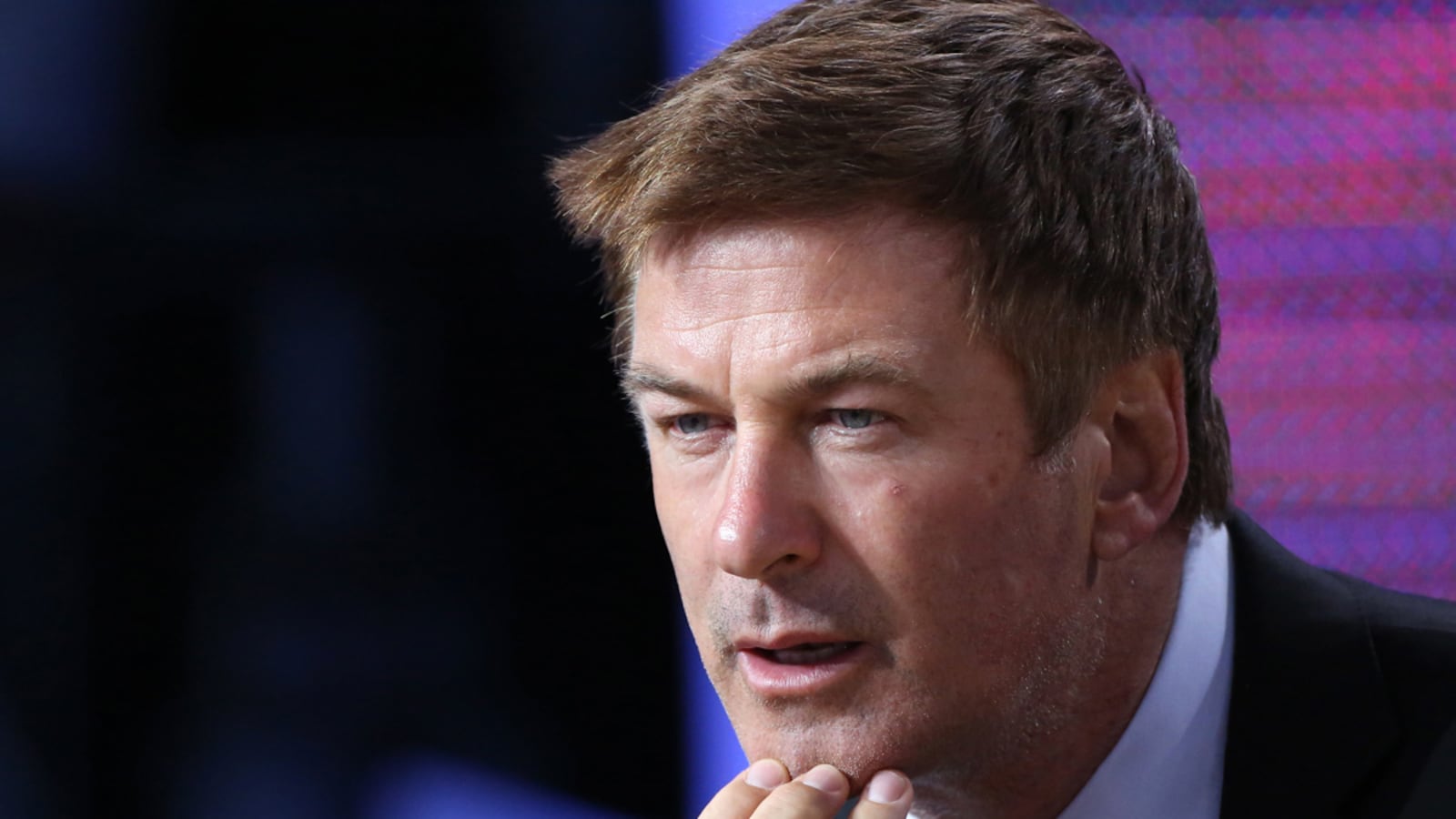 cheats/2012/10/10/no-charges-for-baldwin/alec-baldwin-punches-photographer-cheat_dym8lx