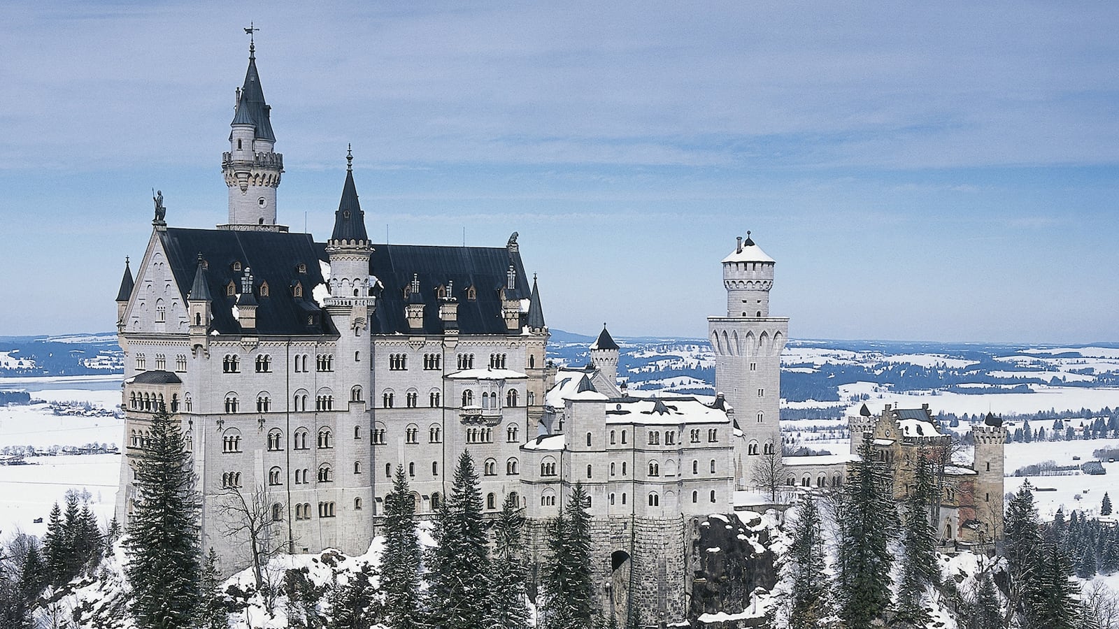 articles/2014/02/08/where-the-nazis-hid-their-art-the-castle-behind-monument-men/140207-neuschwanstein-castle_d6gwia