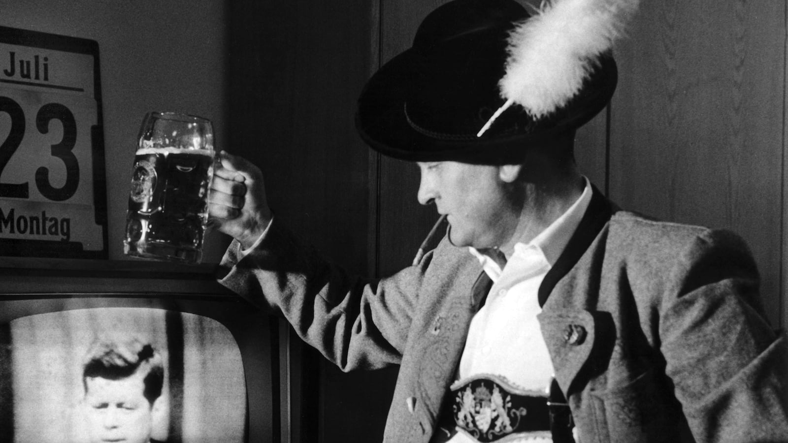 articles/2016/03/05/the-myth-of-joe-kennedy-s-bootlegging/160304-rothbaum-kennedy-drinking-tease_sassuk