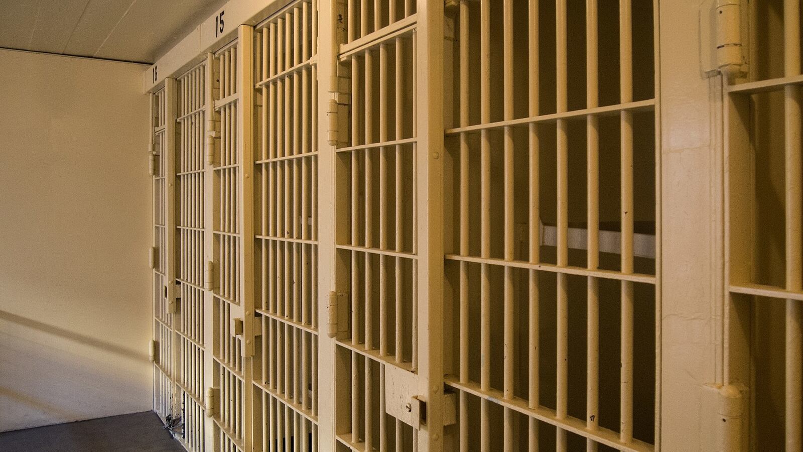 2048px-Jail_cells_at_the_former_police_headquarters_in_San_Diego__00008_xwynvn