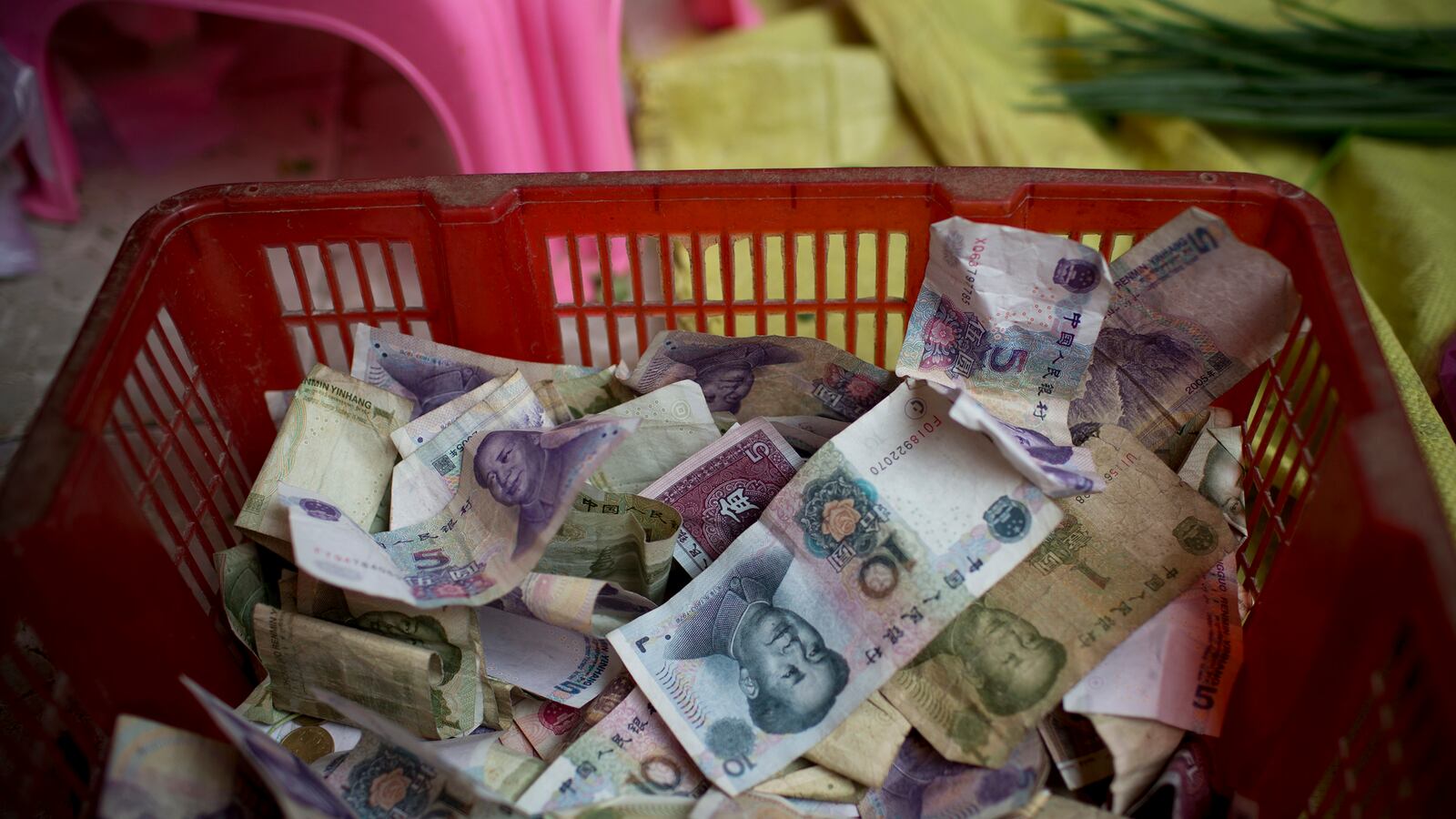 articles/2014/02/26/inside-china-s-underground-black-market-banks/140225-hong-underground-bank_myh7qk