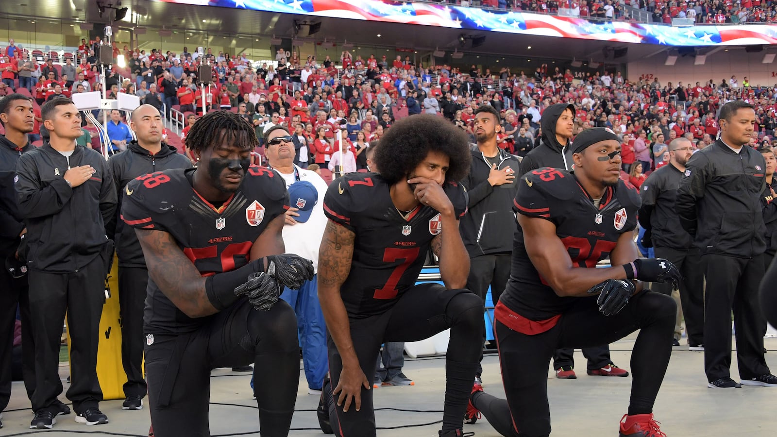 articles/2016/09/19/garfield-high-school-football-players-join-colin-kaepernick-s-protest/161006-warshaw-protest-tease_foncjk