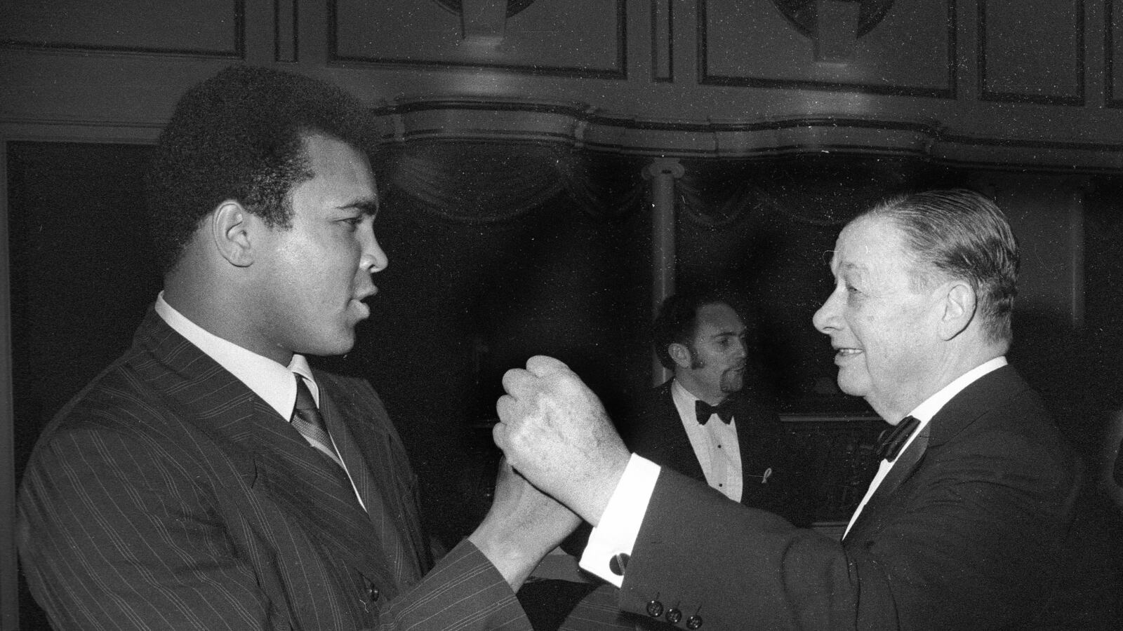 articles/2016/06/16/joe-dimaggio-frank-sinatra-jack-dempsey-america-s-greatest-sports-bar-toots-shor/160615-mitenbuler-toots-bar-tease_wjyyg7