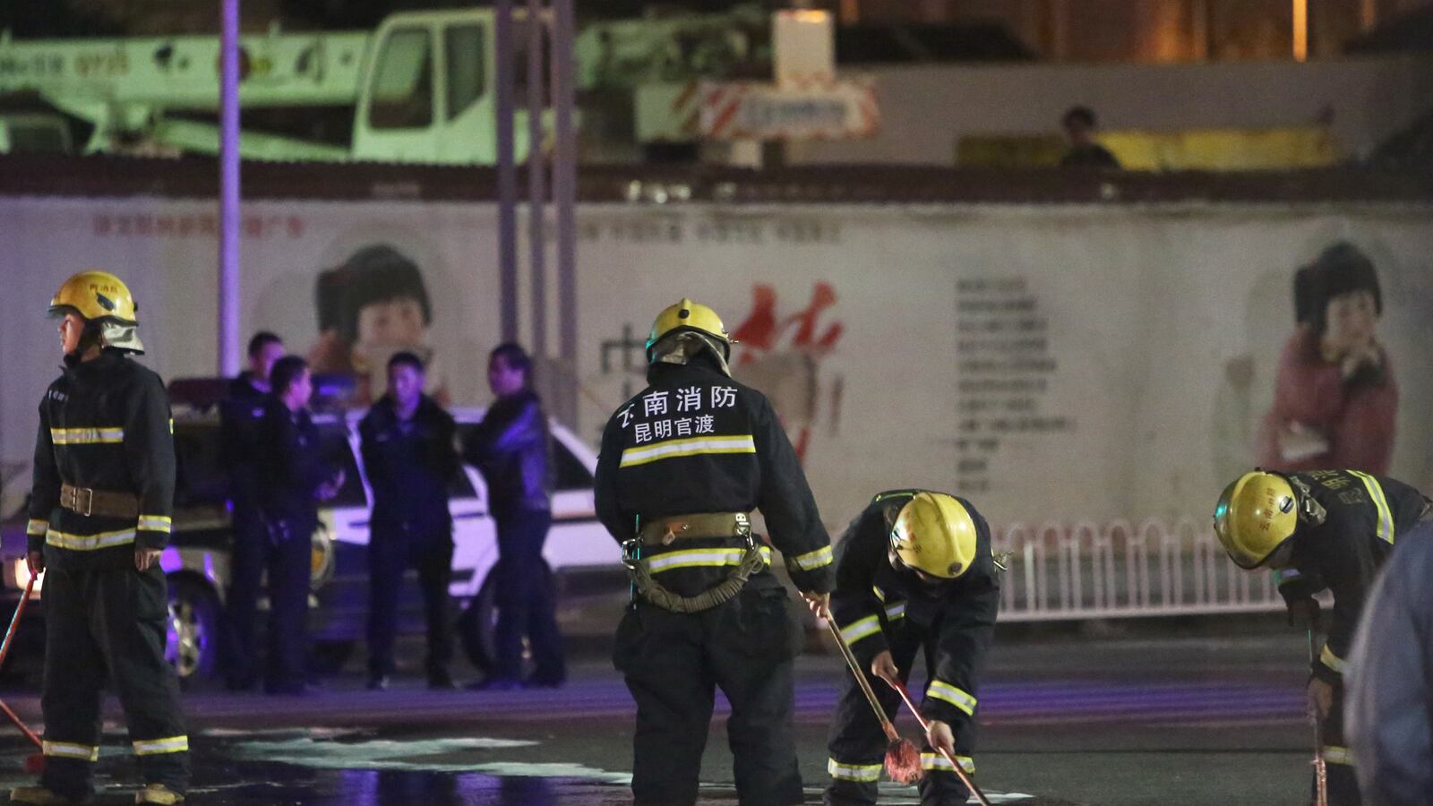 cheats/2014/03/02/29-hacked-to-death-in-china-attack/140302-china-knife-cheat_dhxn5h