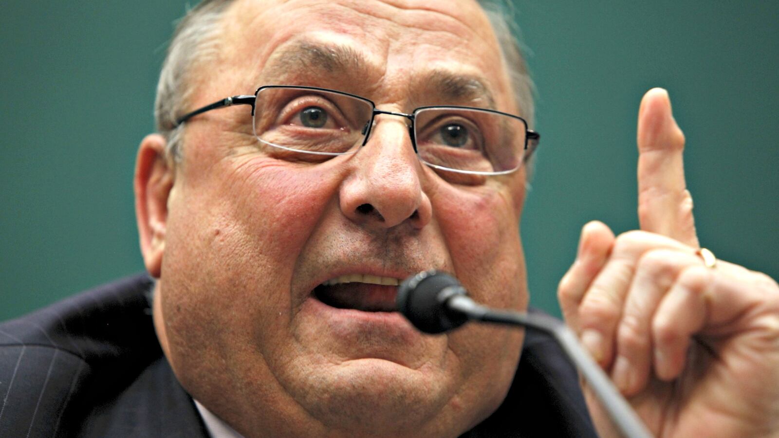 cheats/2016/04/01/mini-trump-gov-lepage-refuses-to-swear-in-new-senator/160401-paul-lepage-cheat_qxkp2h