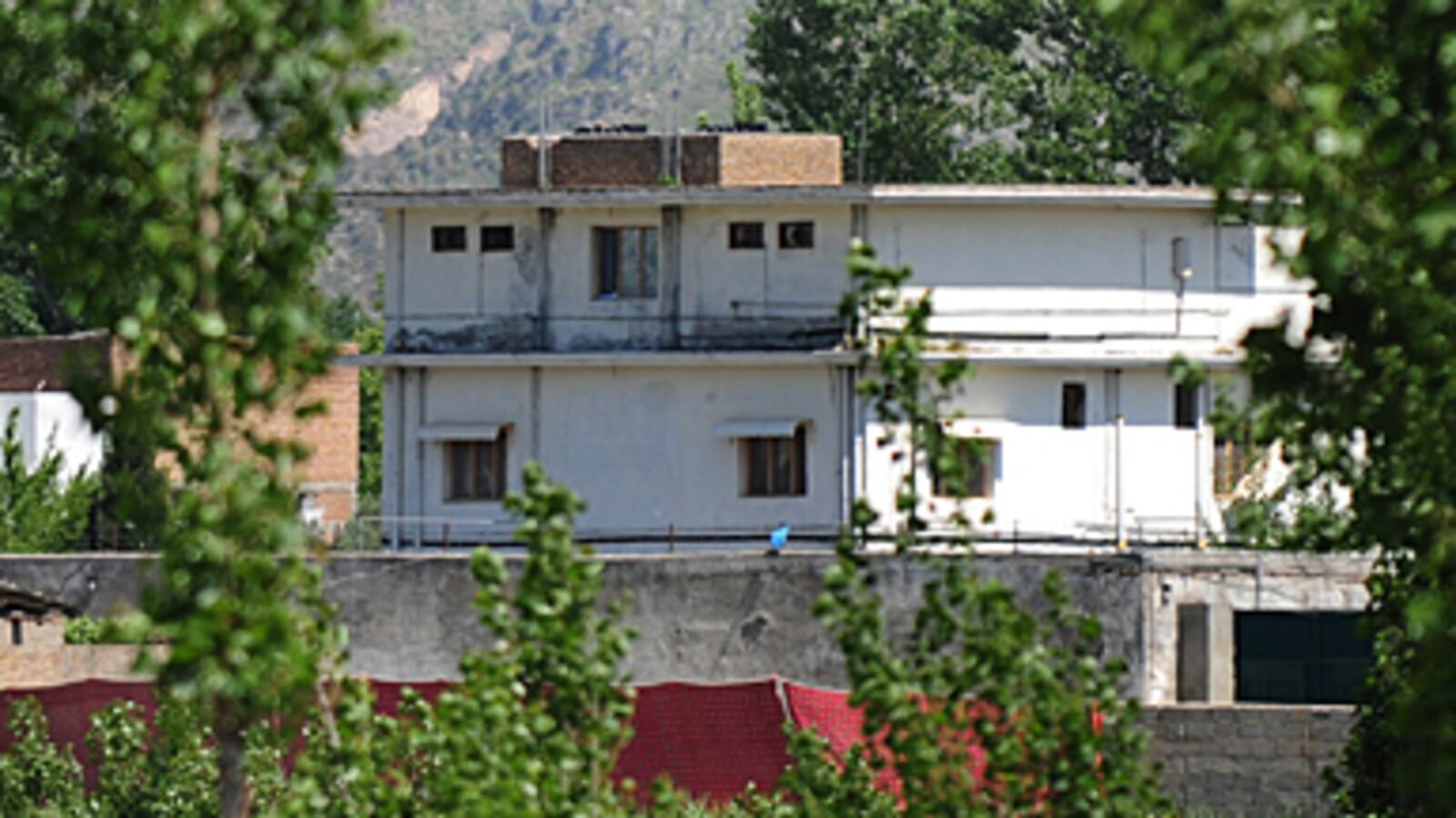 cheats/2011/05/04/bin-laden-house-worth-far-less-than-1m/osama-hideout_lh6nmb