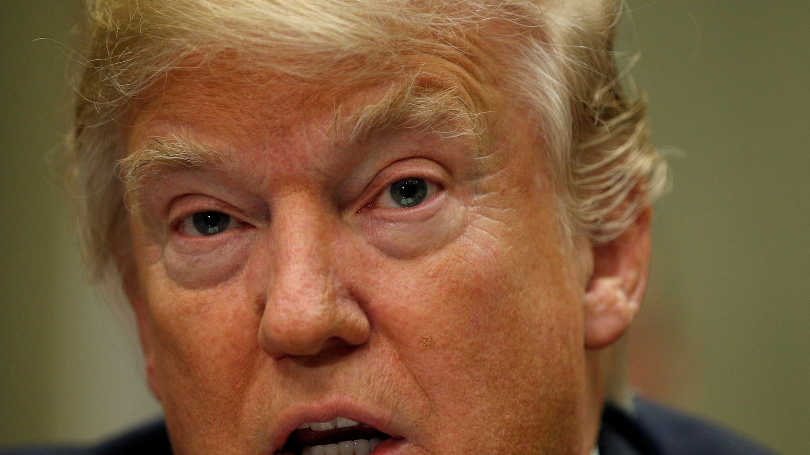 articles/2017/02/07/the-freedom-to-be-fleeced-how-donald-trump-made-financial-hustles-great-again/170207-DCJ-trump-tease_vg0yeg