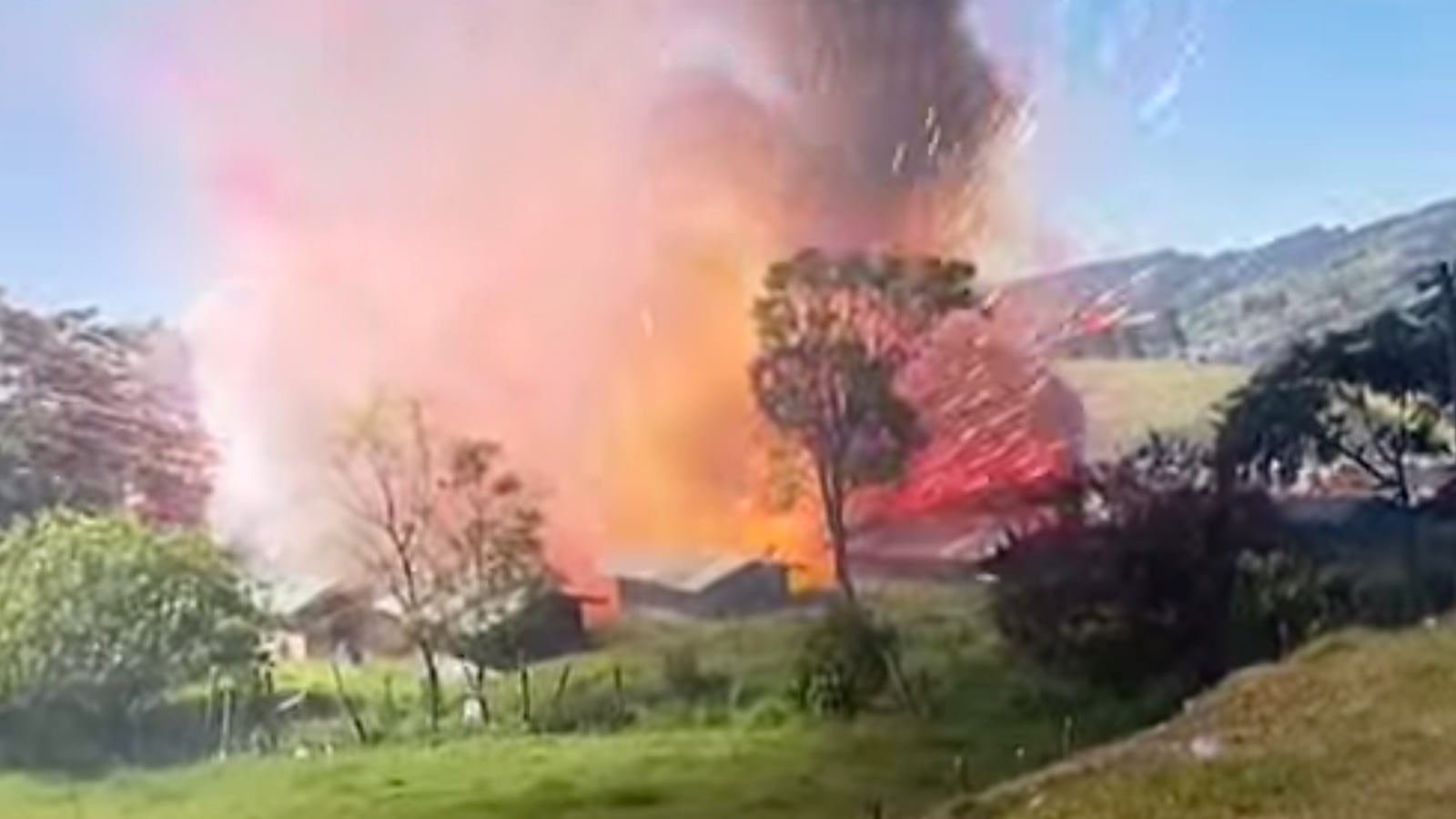 articles/2015/01/06/fireworks-factory-explodes/fireworks-factory-explodes-image_is2zcc