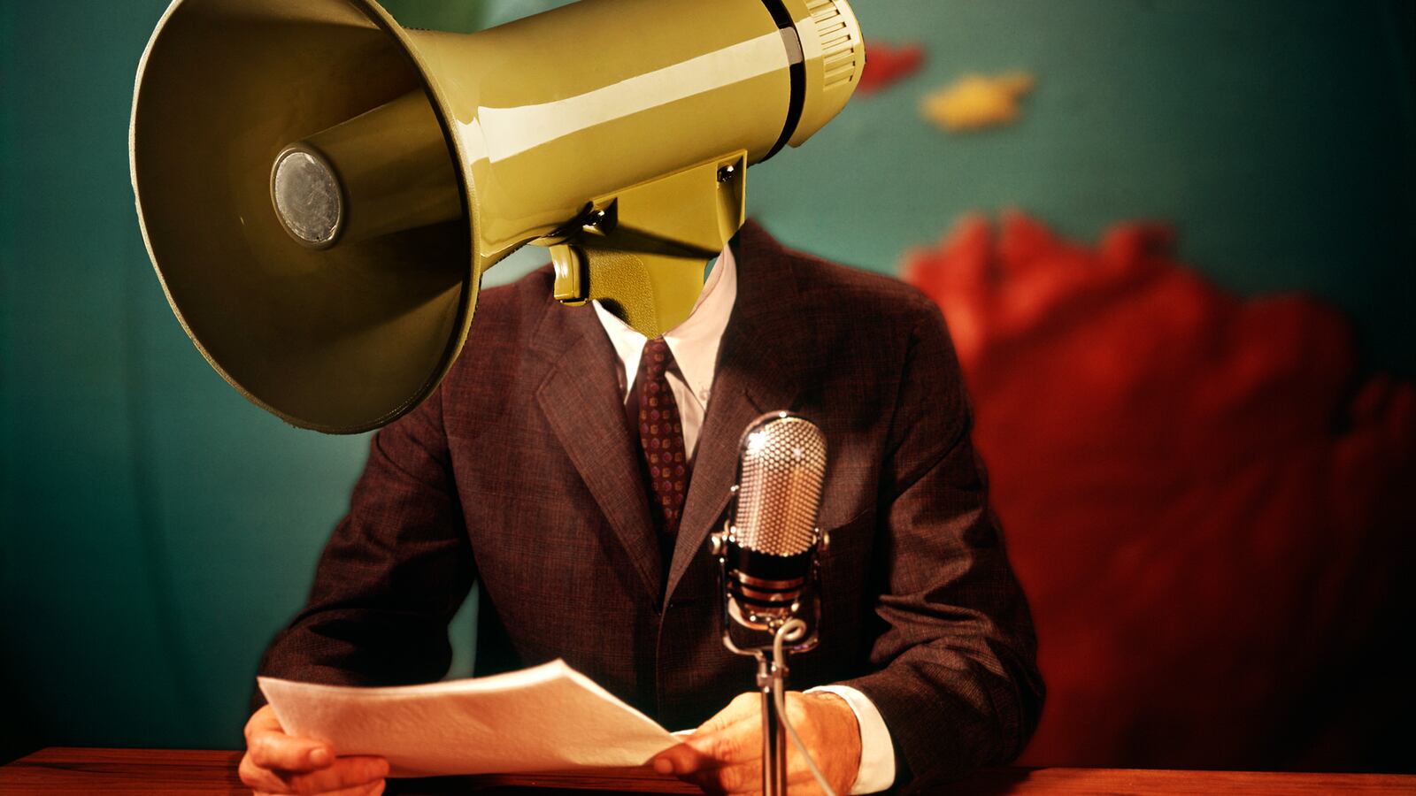 181025-lewis-media-bombs-tease_zomohs