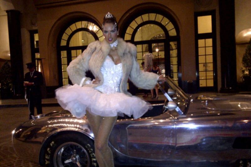 galleries/2011/10/31/kim-kardashian-snooki-heidi-klum-best-celebrity-halloween-costumes-2012-photos/celeb-halloween-costumes-gal-1_hro5vj