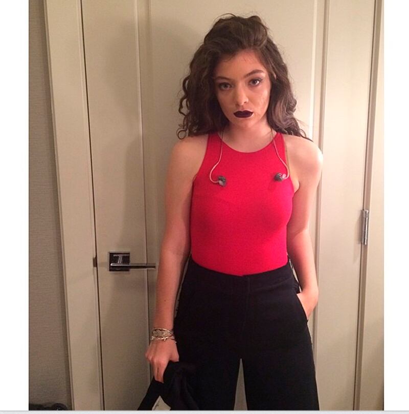 galleries/2014/04/20/miley-cyrus-biden-and-obama-and-the-best-celebrity-selfies-of-the-week/140418-lorde-selfie_f73lse