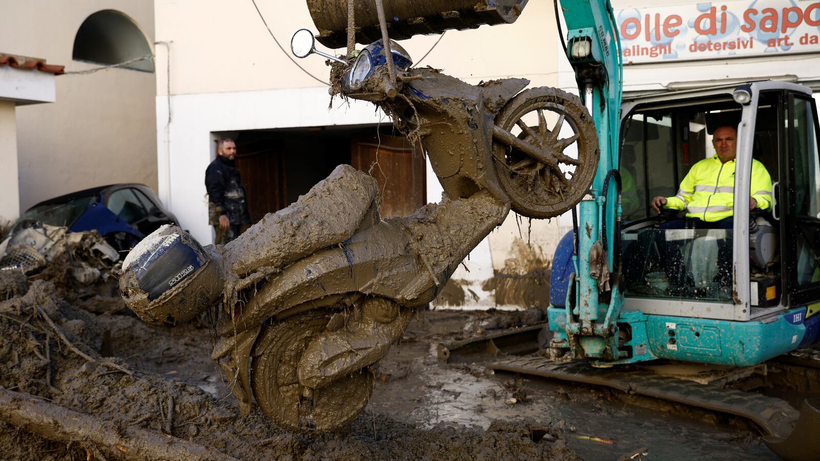 2022-11-28T094623Z_1273297348_RC2XUX9AXBPA_RTRMADP_3_ITALY-WEATHER-ISCHIA_kyi4sm