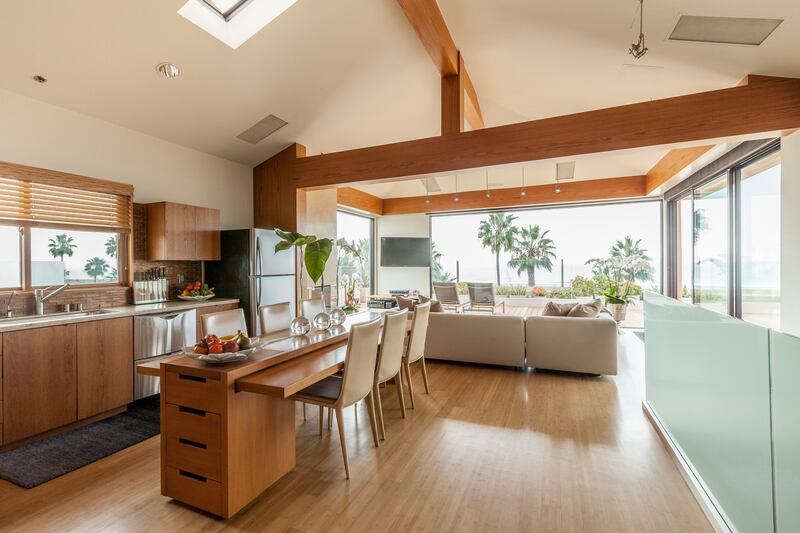 galleries/2014/04/06/omg-i-want-this-house-venice-california-photos/140404-omg-house-venice-beach-1_pw4n8p