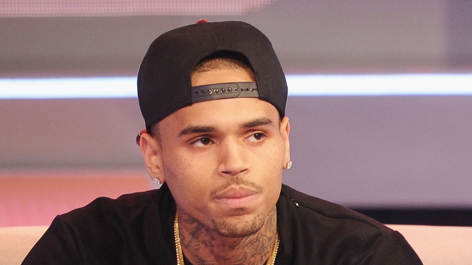 cheats/2013/05/12/chris-brown-s-neighbors-complain-about-his-street-art/130512-chris-brown-cheat_mr0d2x