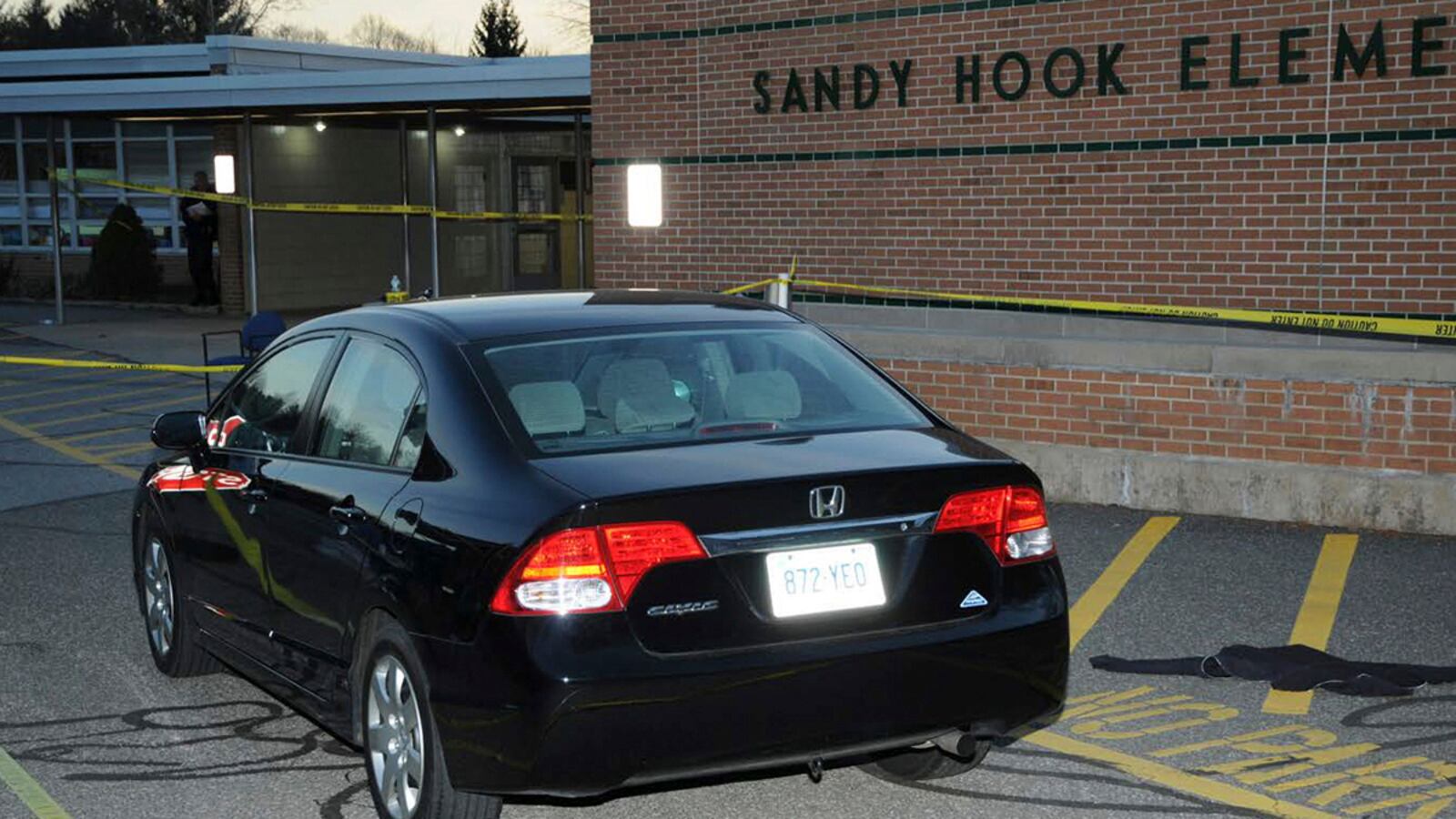 cheats/2016/12/07/background-checks-may-lessen-shootings/161207-sandy-hook-school-shooting-cheat_vvmtt9