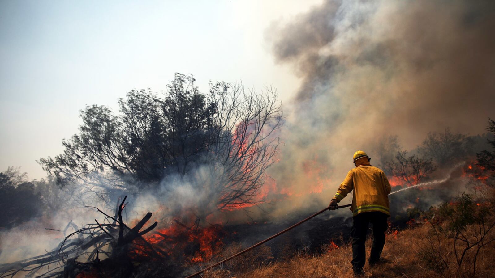 galleries/2011/09/06/texas-bastrop-fires-spread-near-austin/texas-fire-spreads_ibbzo8