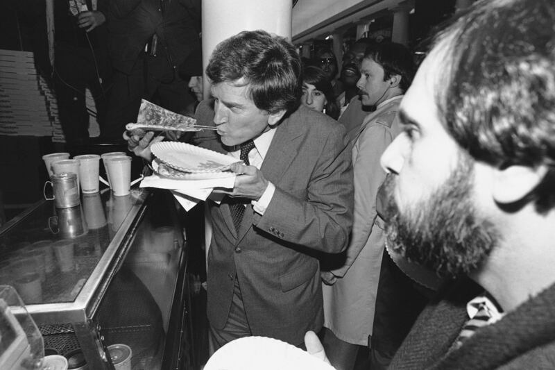 galleries/2011/09/20/herman-cain-sarah-palin-and-more-politicians-eating-pizza-photos/pols-pizza-hart_tr5qe9