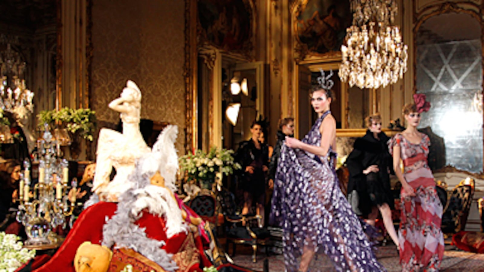 articles/2011/03/06/john-galliano-show-in-paris/givhan-galliano-paris-gal-launch_ixhxi9