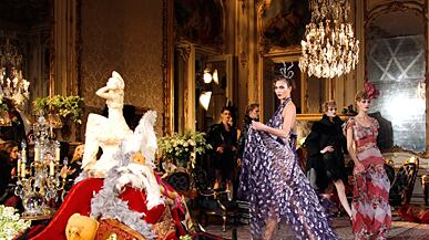 articles/2011/03/06/john-galliano-show-in-paris/givhan-galliano-paris-gal-launch_ixhxi9