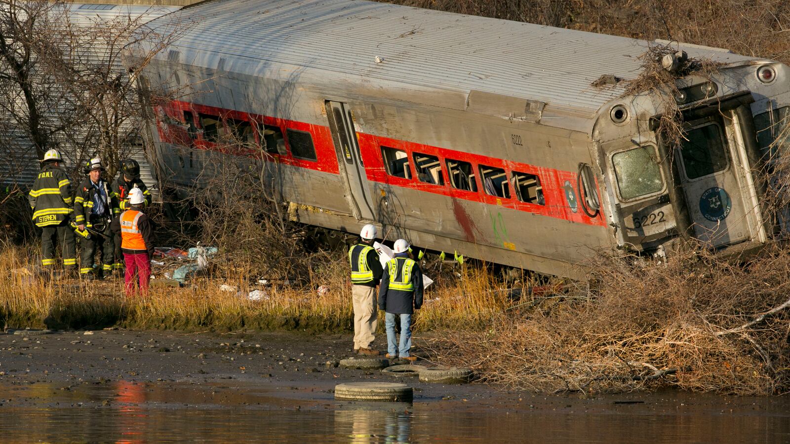 cheats/2015/05/15/no-charge-for-engineer-in-nyc-derailment/131202-speed-train-accident-cheat_aeflsg