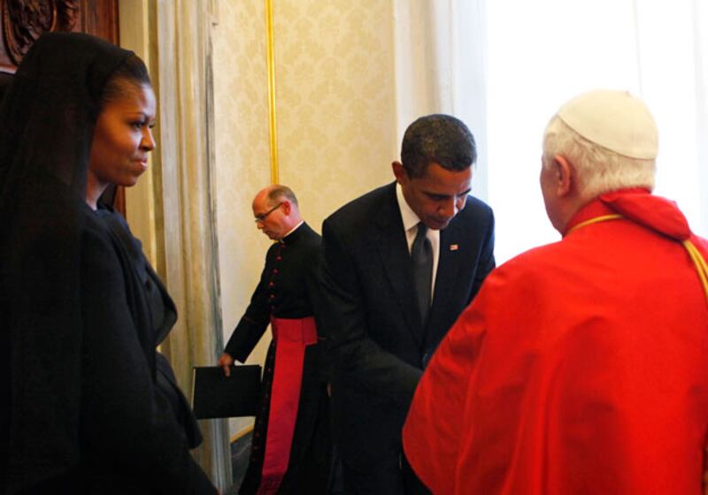 galleries/2009/12/14/the-year-in-bows/bows---obama-and-the-pope_dgpk1p