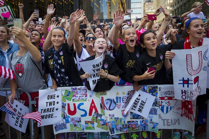 galleries/2015/07/10/u-s-women-s-soccer-team-become-the-first-women-in-the-canyon-of-heroes/150710-canyonofheroes-04_vskljn