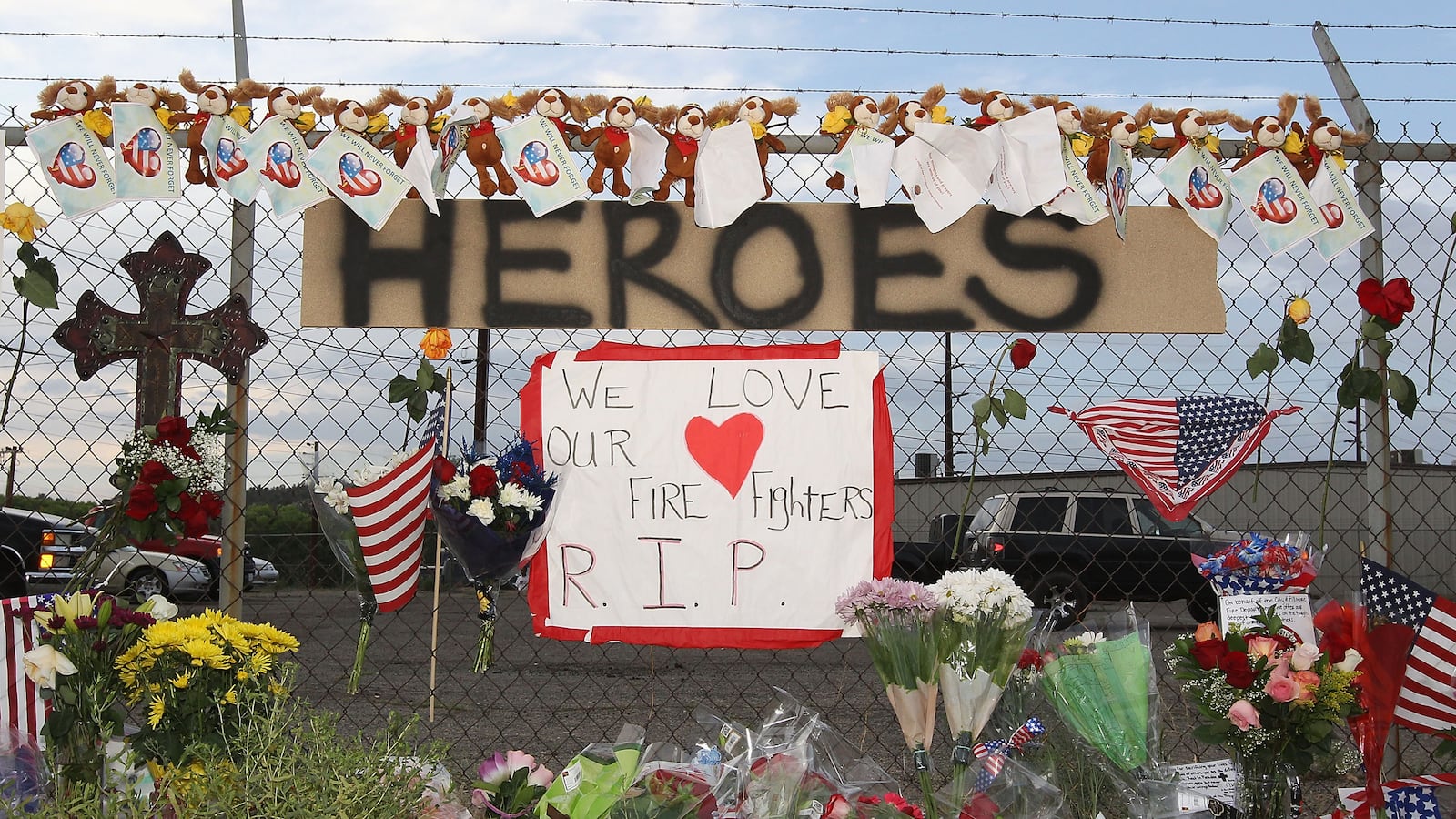 articles/2013/07/02/inside-the-yarnell-arizona-fire-how-it-happened-and-the-questions-still-unanswered/130701-az-firefighters-tease-update_rgoxvs