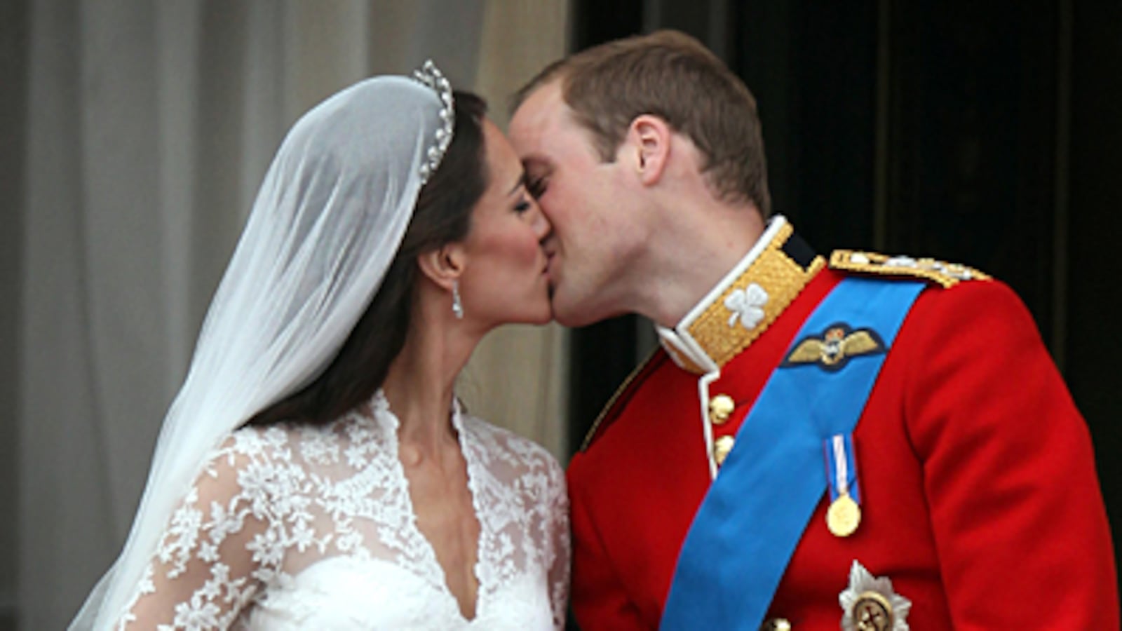 articles/2011/04/29/royal-wedding-what-will-and-kates-kiss-says-about-their-sex-life/herbenick-balcony-kiss_176712_refvyr