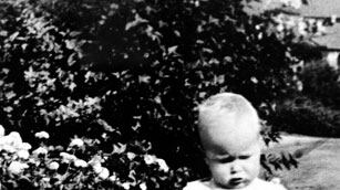 galleries/2009/06/11/george-bush-sr-s-birthday/george-bush-birthday---baby_cghttm