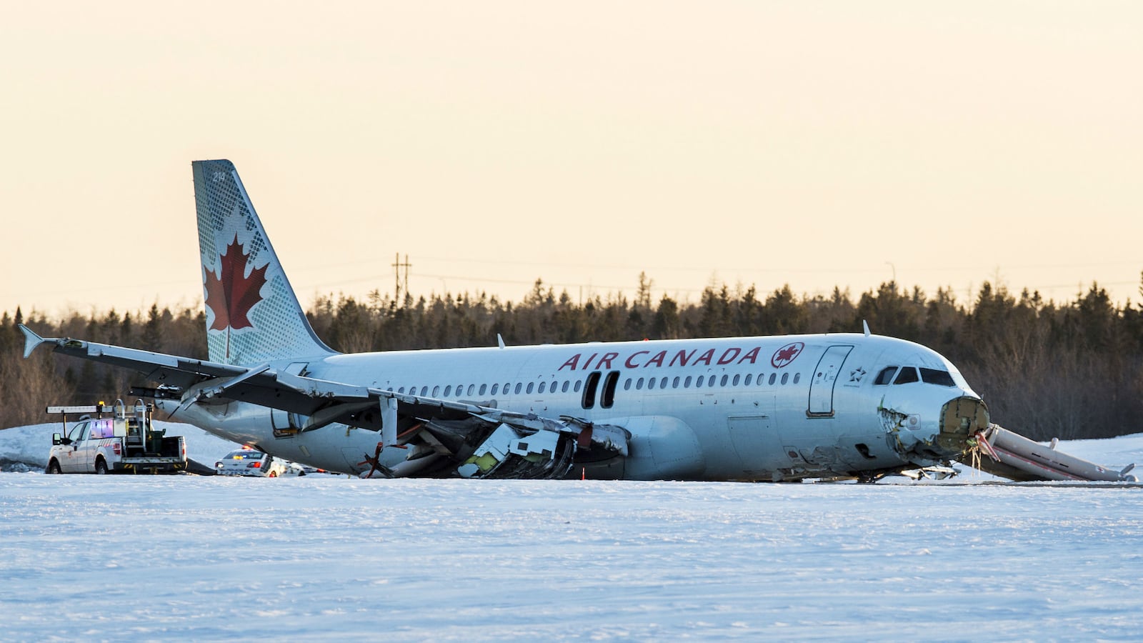 cheats/2015/03/29/passengers-lucky-in-air-canada-crash/150329-air-canada-crash-cheat_kxriyk