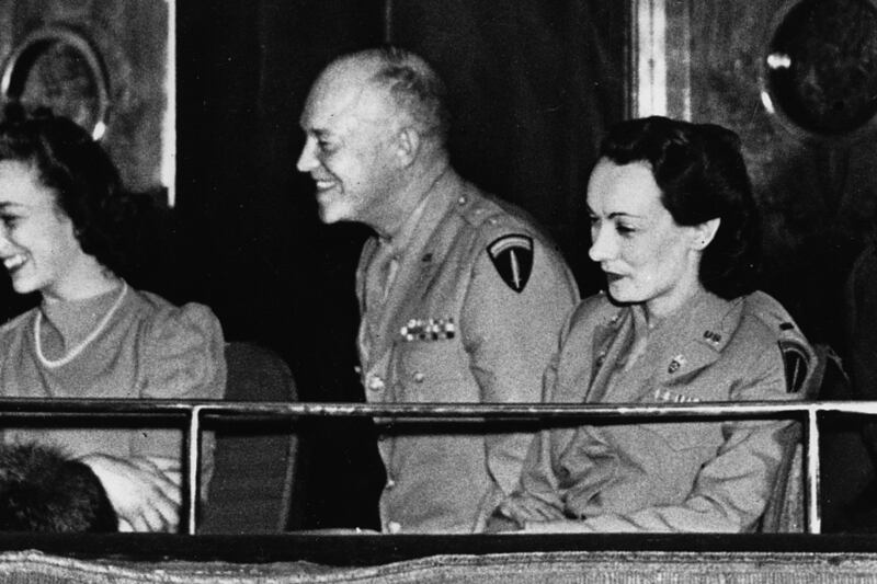 galleries/2012/11/12/eight-famous-military-affairs-from-petraeus-to-washington/military-mistress-eisenhower_cczb5i