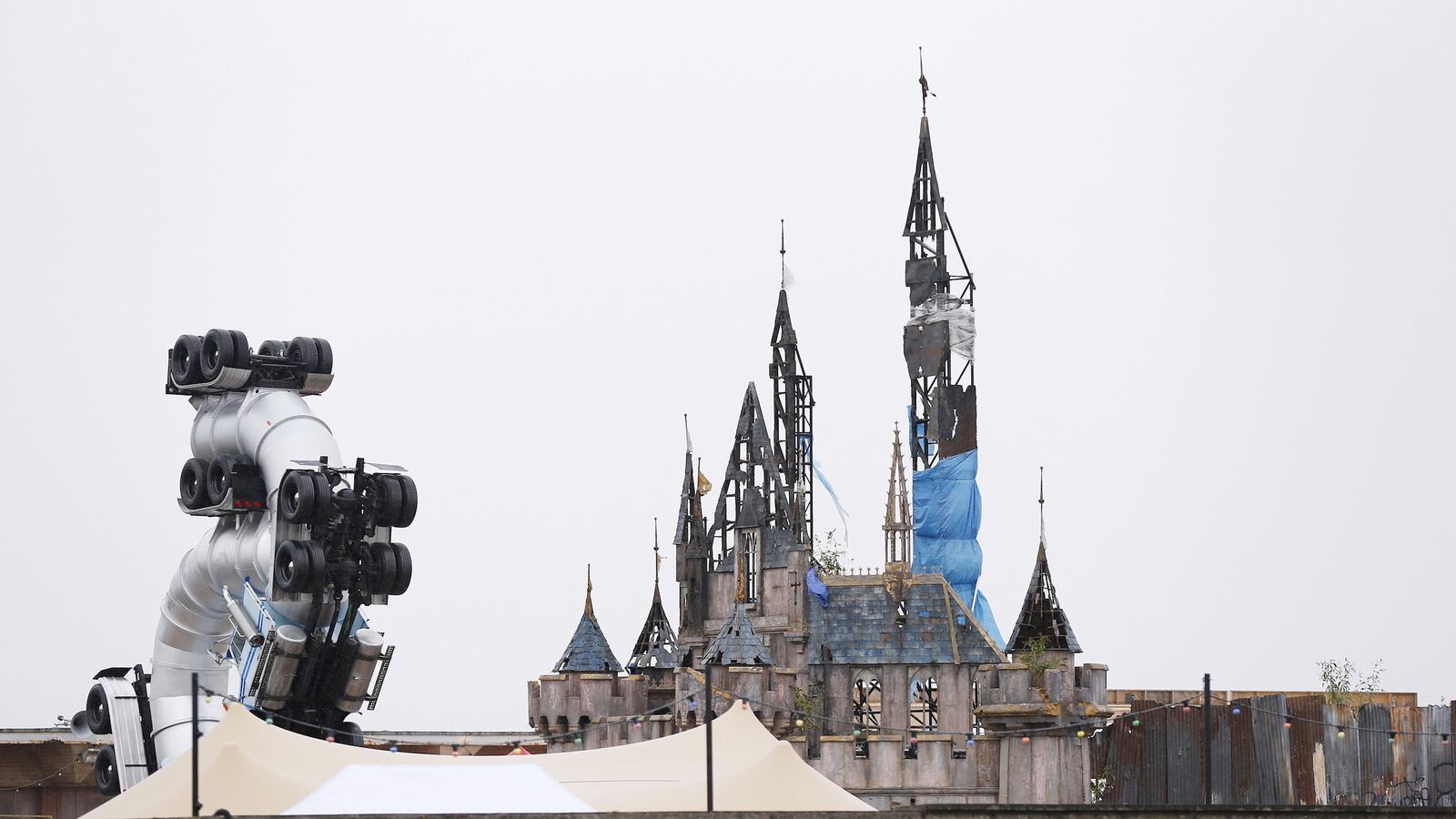 cheats/2015/09/27/banksy-s-dismaland-to-shelter-migrants/150927-banksy-cheat_p3oyqf