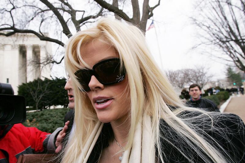 galleries/2012/02/15/whitney-houston-and-other-stars-who-died-in-hotels-photos/stars-died-in-hotels-smithn_melx84