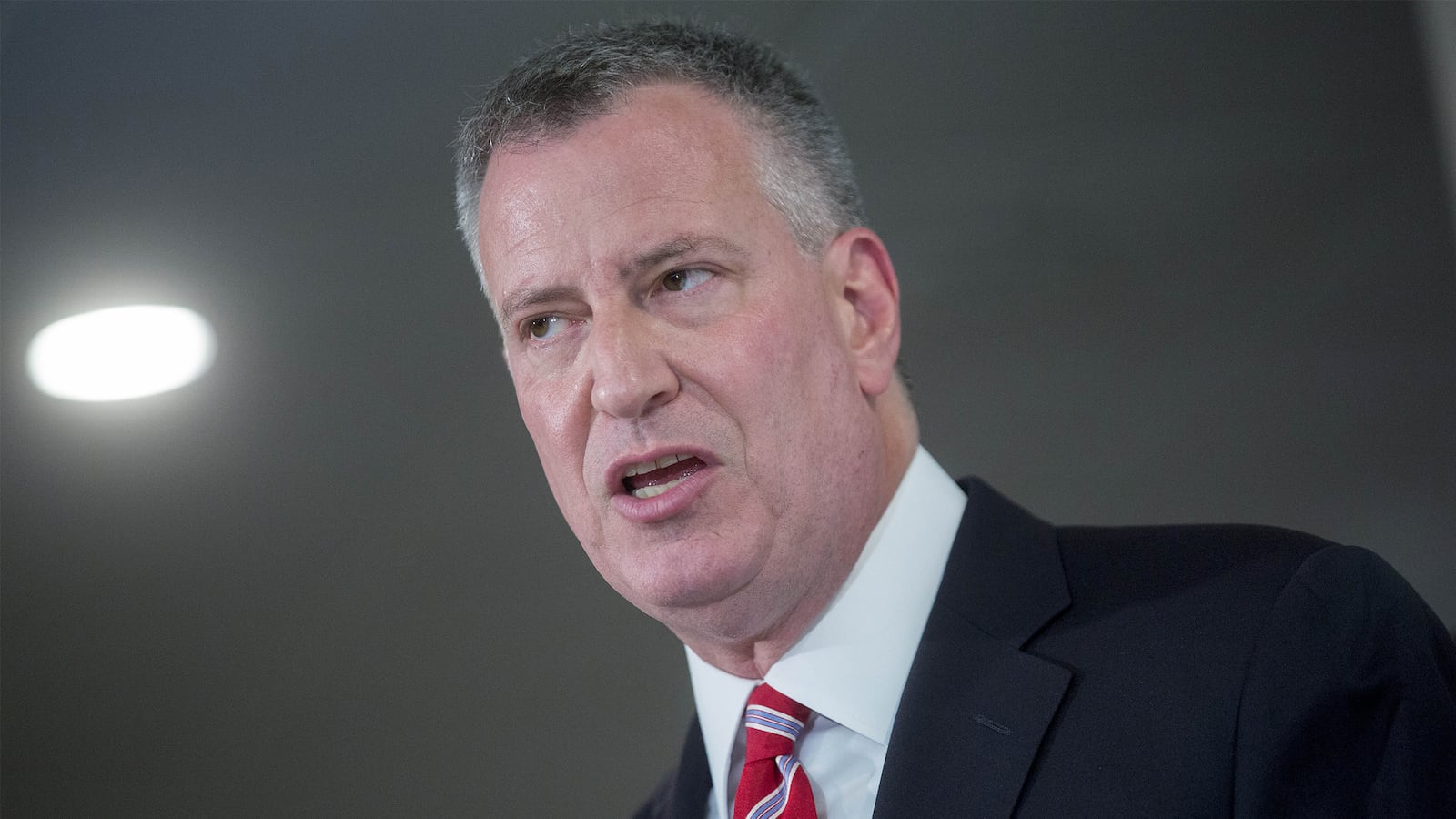 articles/2015/05/12/hillary-campaign-yawns-at-de-blasio/150512-freedlander-de-blasio-clinton-tease_mpemlm