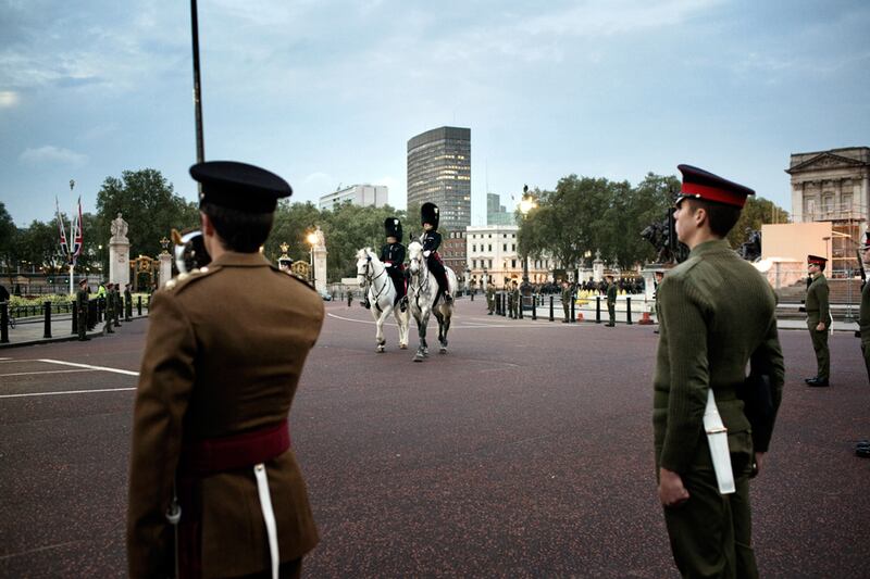 galleries/2011/04/28/royal-wedding-fans-camping-at-westminster-abbey/verzone-wedding---8_fhfsbi