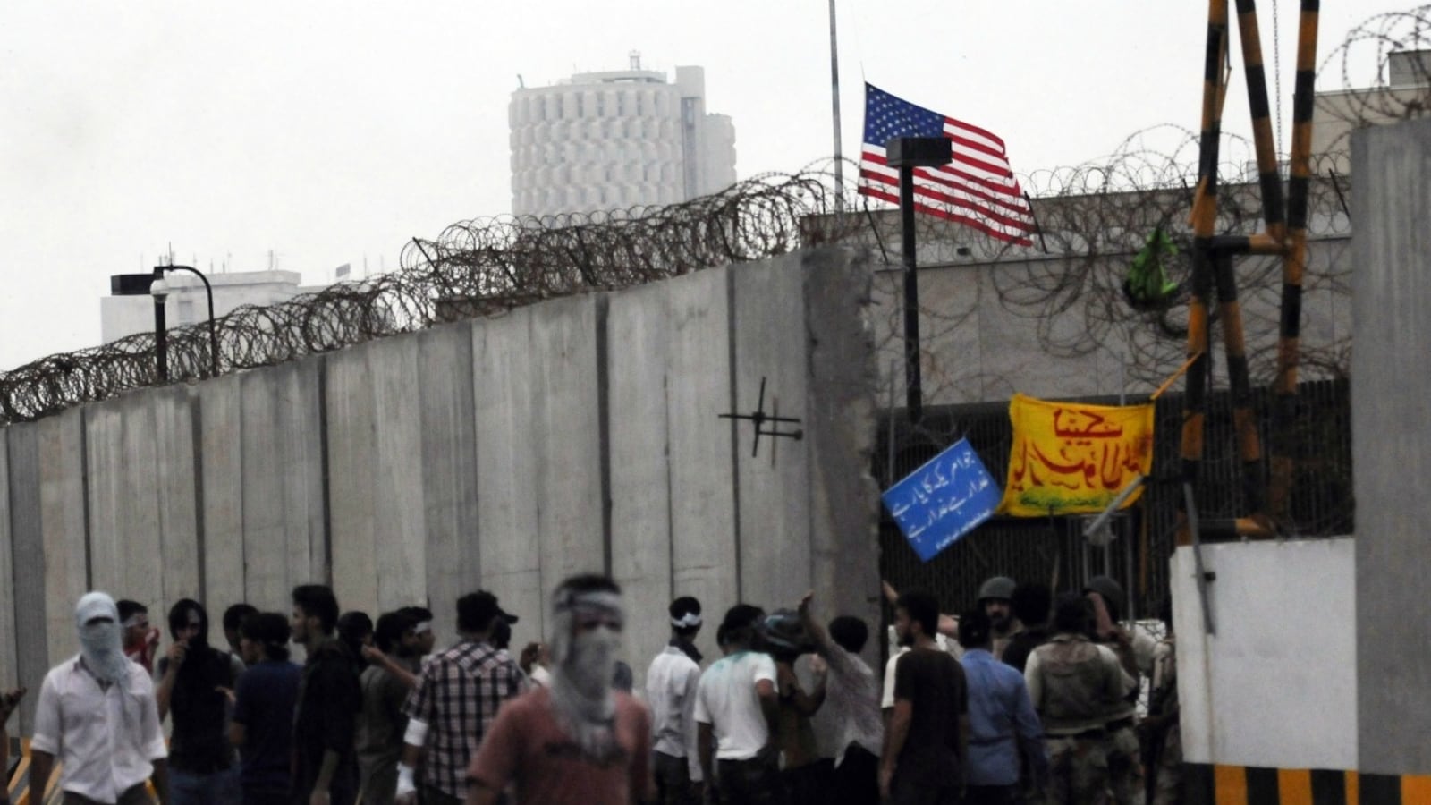 cheats/2012/09/16/pakistanis-march-toward-consulate/pakistan-consulate-cheat_crkcsa