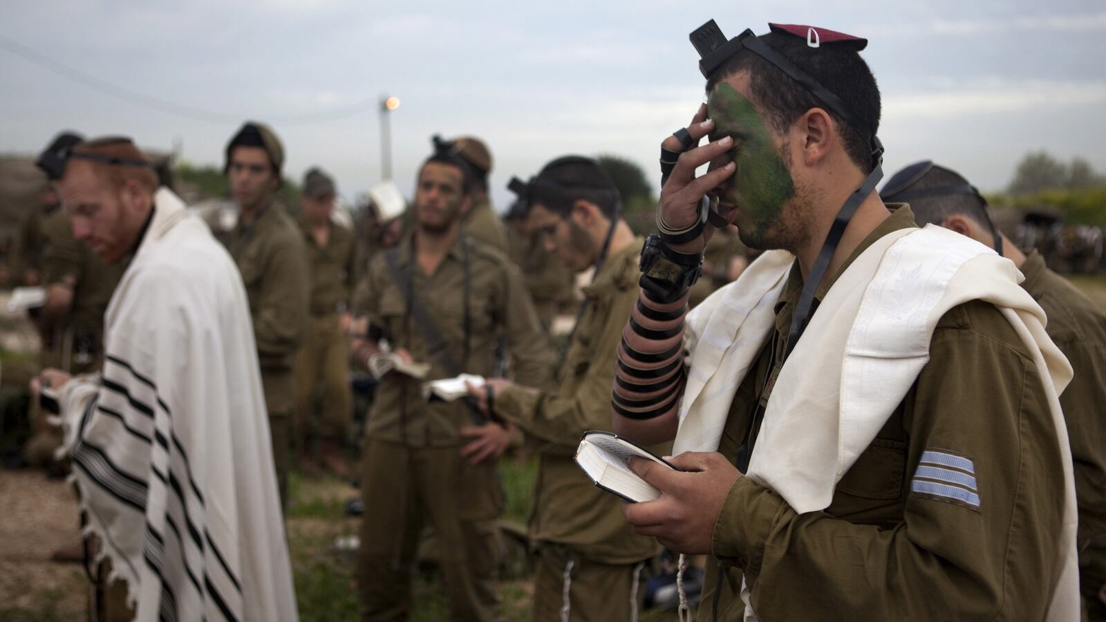 articles/2012/03/22/rabbis-versus-rabbis/kfir-brigade-praying-zquare_ztjzfc