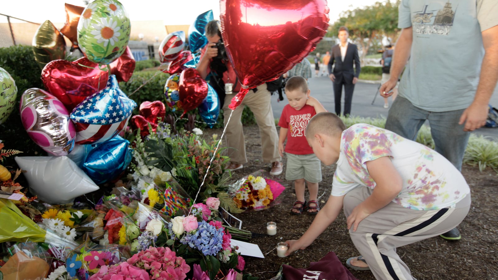 articles/2015/08/27/chills-for-roanoke-mourners-of-slain-tv-journalists/150826-woodruff-roanoke-tease_cjj7gb