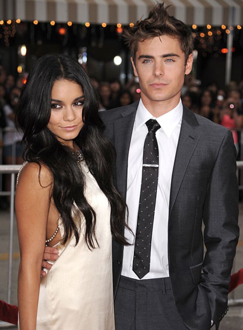 galleries/2010/08/23/on-set-romance/on-set-romance---efron-hudgens_gplvud
