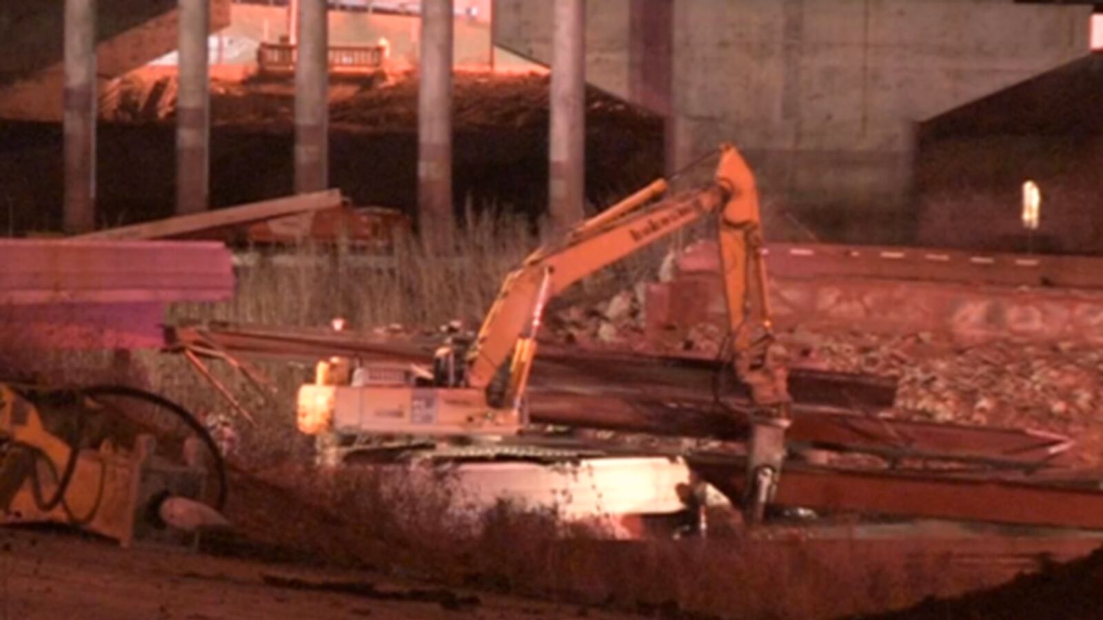 cheats/2015/01/20/man-killed-in-cincinnati-bridge-collapse/140120-bridge-collapse-cheat_sgzxte