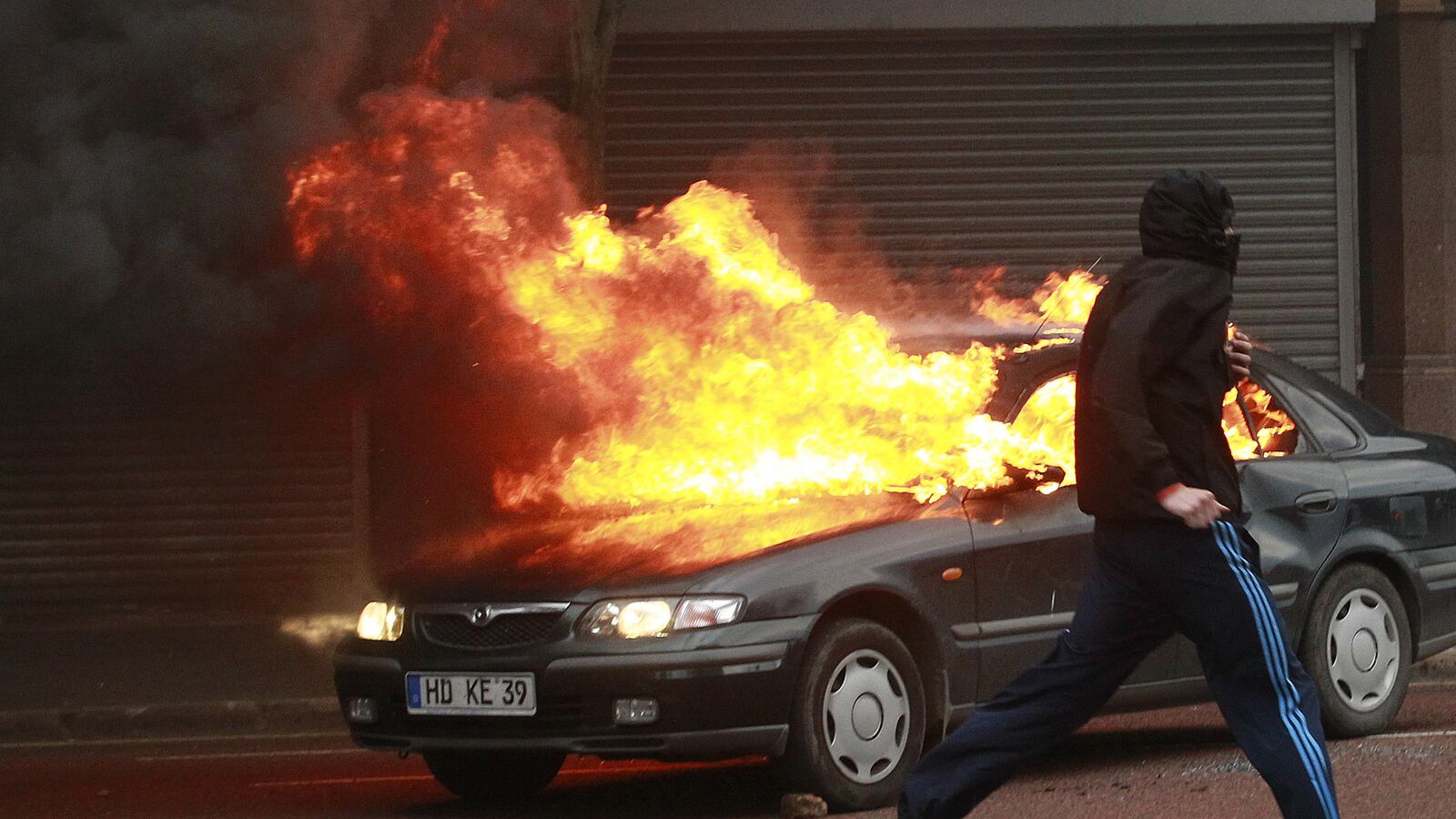 cheats/2013/08/10/56-police-injured-in-northern-ireland/130810-belfast-cheat_moyftd