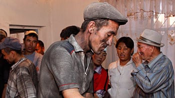 cheats/2010/06/28/kyrgz-voters-pass-new-constitution/kyrgyzstan-voting_cccy33