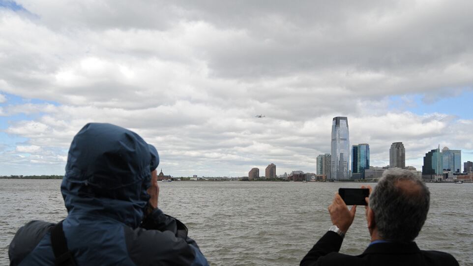 cheats/2012/04/27/shuttle-enterprise-arrives-in-nyc/space-shuttle-intrepid-7_pltgk8