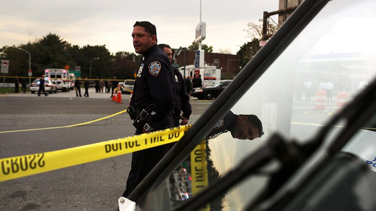 articles/2012/10/25/cop-who-protected-obama-romney-at-debate-latest-victim-of-illegal-guns/guns-lopez-shooting-daly_asdwgk