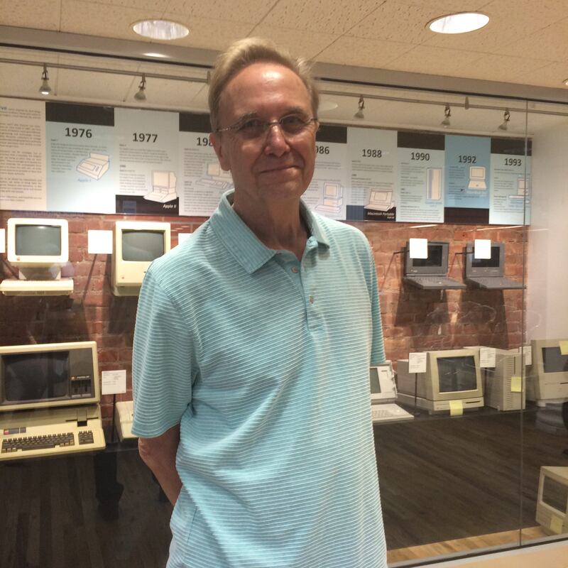 articles/2016/08/23/the-death-of-the-original-apple-store-new-york-s-farewell-to-tekserve/160822-teeman-tekserve-closing-embed-3_fphgez