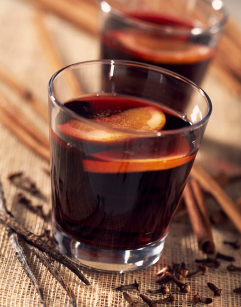 galleries/2011/11/29/20-fattening-holiday-drinks-photos/fattening-holiday-drinks-mulled-red-wine_d2oxza
