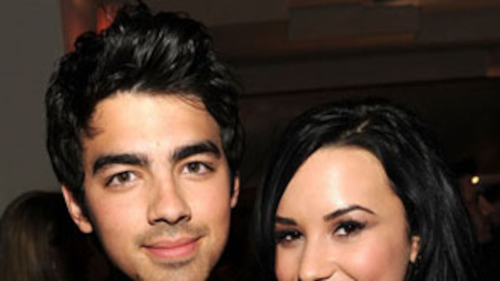 cheats/2010/03/13/joe-jonas-dating-demi-lovato/joe-jonas-dating-demi-lovato_vskiho