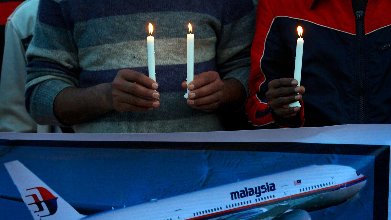 articles/2014/03/20/australia-has-located-two-objects-in-the-hunt-for-mh370/140320-samuels-pieces-found_qj666g