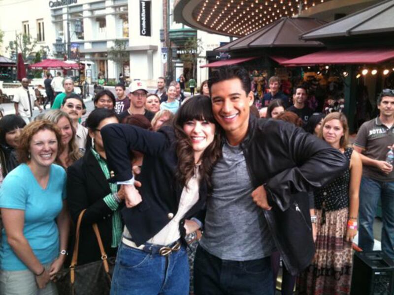 galleries/2011/10/09/sofia-vergara-ann-curry-elizabeth-hurley-more-celebrity-twitter-photos/zoey-deschanel-best-celebrity-twitter-photos_qffuxf