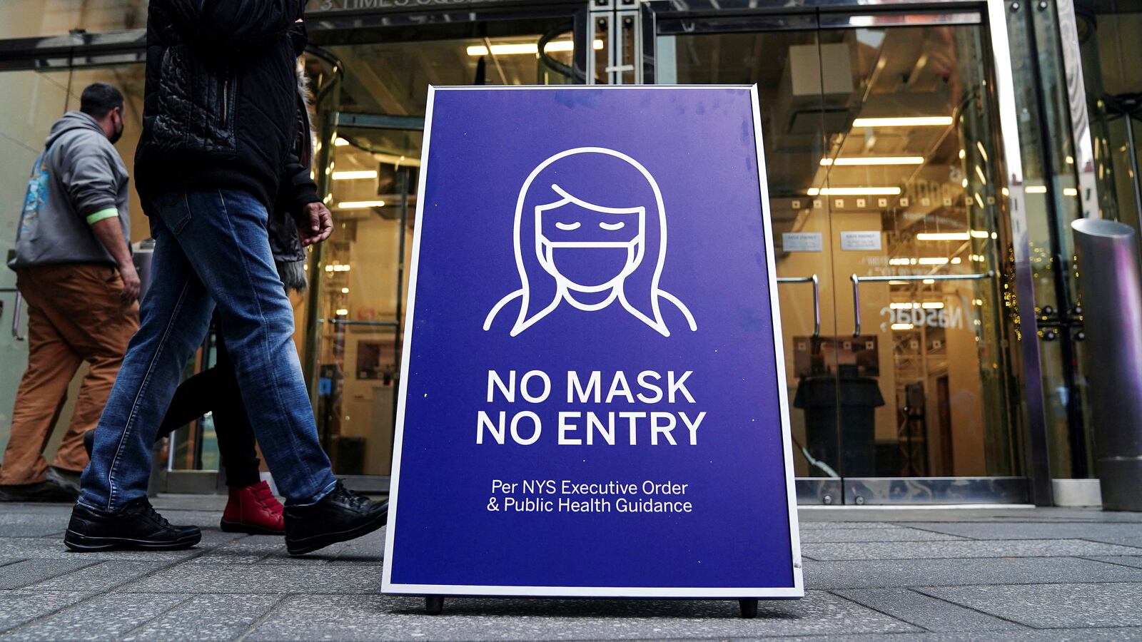 2021-12-15T195329Z_527742520_RC26FR9G7EWR_RTRMADP_3_HEALTH-CORONAVIRUS-NEW-YORK_gpxyx3